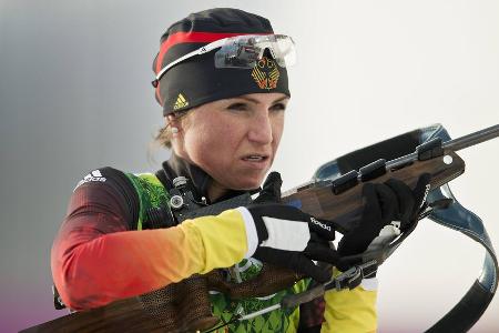 Andrea Burke geb. Henkel (aktiv von 1995 bis 2014) - Die ehemalige Sport-Soldatin, die in ihrer Laufbahn gleich zweimal Olympisches Gold holte und zahlreiche WM-Medaillen gewann, wohnt mittlerweile in Lake Placid/USA, wo sie auch heiratete. Unter ihrem neuen Nachnamen Burke hat die Deutsche eine Karriere als Personal Trainerin begonnen und unterstützt ihre Klient*innen in Fitness-Belangen. 2019 war sie in der 'Vox'-Show 'Ewige Helden' zu sehen.