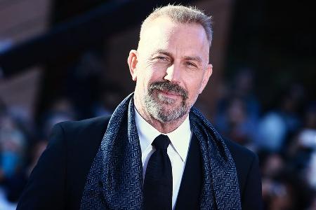Kevin Costner packt Golden Globe zu Hause aus