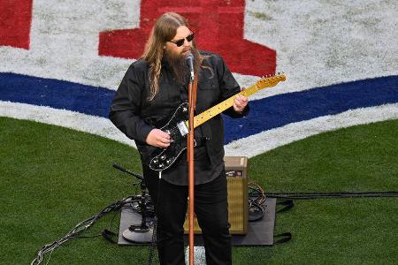 Countrysänger singt die Nationalhymne - Spektakel ist schon vor dem Spielbeginn geboten. Countrysänger Chris Stapleton sorgt bei der Nationalhymne für Gänsehautstimmung im Stadion.