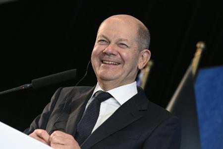 Kanzler Scholz besucht Spiel der DFB-Frauen