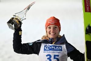 Skispringerin Althaus in starker WM-Form: Sieg in Rasnov