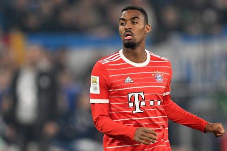 Ryan Gravenberch (bis 45.) - Note: 4,5 - Besetzte bei den ersten Angriffen die richtigen Positionen im Rückraum. Verfiel dann aber schnell in die Rolle des Mitläufers und tauchte immer mehr ab. Musste deshalb schon zur Pause weichen, wieder eine ungenutzte Chance des Sommer-Neuzugangs.