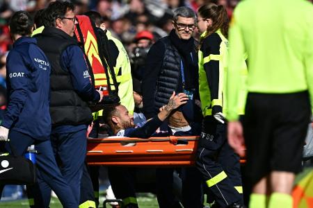 Fraglich fürs Bayern-Spiel: Neymar vom Platz getragen