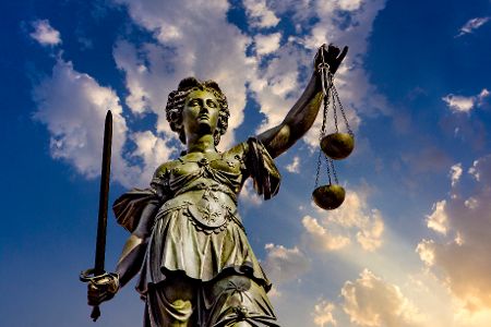 Justitia/Skulptur am Römerberg in Frankfurt