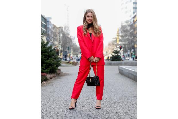 Moderatorin Lola Weippert redet zwar gerne mal über Nachhaltigkeit und eine gerechtere Welt, aber ihre Fans nehmen ihr das nicht unbedingt ab. Dafür genießt sie das Luxusleben, wenn es sich bietet, al ...