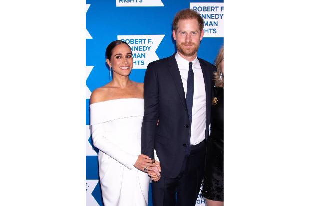 Hunde aus dem Tierheim, gerettete Hühner aus der Legebatterie…Vor den Kameras macht Prinz Harry alles richtig. Schade, dass er trotzdem leidenschaftlich gern jagt — hoffentlich hat Meghan ihm dieses Hobby endlich ausgetrieben.