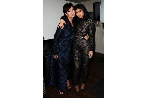 Als Kris Jenner Bedenken äußerte, ihre jüngste Tochter Kylie könnte ihre Enkel Stormi medial ausbeuten, musste sie sich von mehreren Seiten fragen lassen, warum sie und ihre Familie eigentlich so beka ...