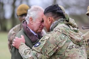Bei Militärbesuch: König Charles III. wird mit Maori-Gruß empfangen