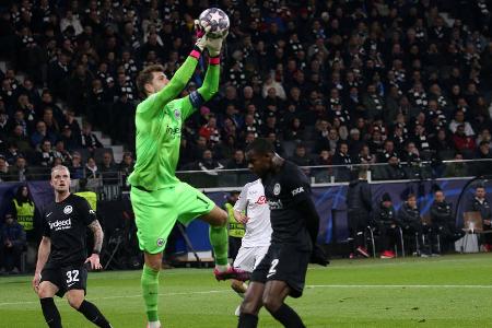 Eintracht Frankfurt vs. SSC Neapel: Noten und Einzelkritik - Am Dienstag stand für Eintracht Frankfurt das lang erwartete Achtelfinalhinspiel der Champions League gegen die SSC Neapel an. Doch der italienische Tabellenführer zeigte der SGE über weite Strecken klar die Grenzen auf. Für die Elf von Oliver Glasner setzte es im eigenen Stadion eine verdiente 0:2-Pleite. Alle Frankfurter in der Einzelkritik: