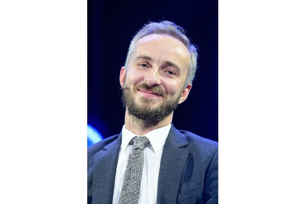…wer sich strenger Zensur unterwirft, wie Jan Böhmermann vor zwei Jahren in einem Beitrag zu 'ZDF Magazin Royale' enthüllte. Damit scheinen diejenigen, die gern Hochglanzbilder von Malls und weißen Stränden posten, eher keine Probleme zu haben.