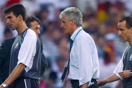 Ribbecks Trümmertruppe bei der EM 2000 - Bei der EM 2000 erlebte die deutsche Nationalmannschaft unter der Regie von Erich Ribbeck ein Debakel. Lediglich einen Punkt holte das DFB-Team in seiner machbaren Vorrundengruppe. Eine 'Legende' von damals, Paulo Rink, feiert am 21. Februar 2023 seinen 50. Geburtstag: Diese 22 Akteure standen in Ribbecks Trümmertruppe:
