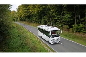 Test Concorde Credo Titelbild Wohnmobil auf einer Wldstra§e