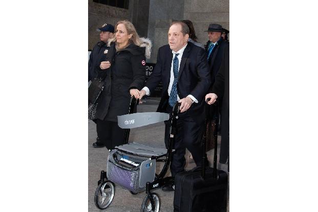 Er galt einst als König von Hollywood, doch dann stellte sich heraus, dass Harvey Weinstein seine Machtposition skrupellos für den sexuellen Missbrauch unzähliger Frauen ausnutzte. In New York sitzt d ...