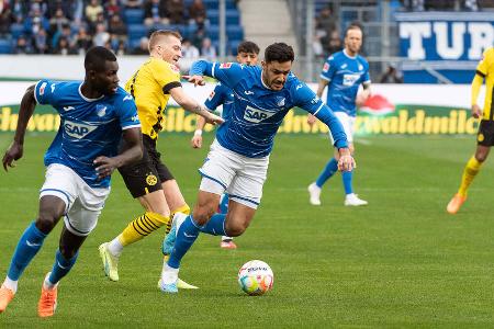 TSG Hoffenheim vs. BVB: Noten und Einzelkritik - Borussia Dortmund springt zumindest über Nacht an die Spitze der Fußball-Bundesliga. Der BVB zitterte sich in einem intensiven Spiel bei der TSG Hoffenheim zu einem 1:0-Sieg. Während die Schwarz-Gelben den ersten Durchgang dominierten, rollte nach der Pause eine blaue Angriffswelle nach der anderen auf Keeper Kobel zu. Alle Akteure in der Einzelkritik: