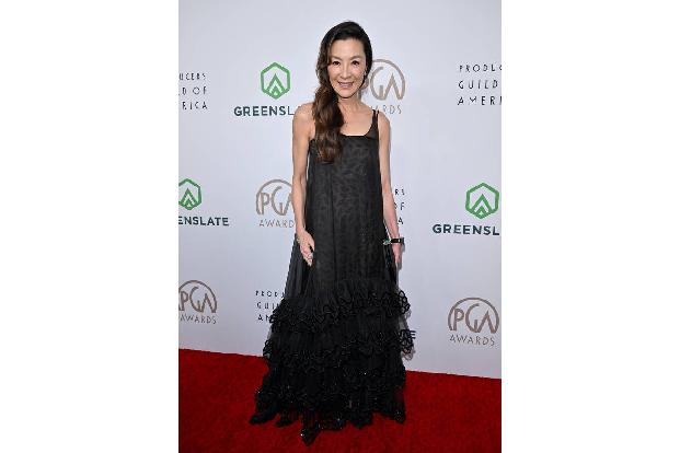 Michelle Yeoh ist mit 'Everything Everywhere All at Once' zurzeit in aller Munde. Der Film ist für 11 Oscars nominiert, darunter als Bester Film. Michelle kann sich Hoffnung auf die Auszeichnung als B ...