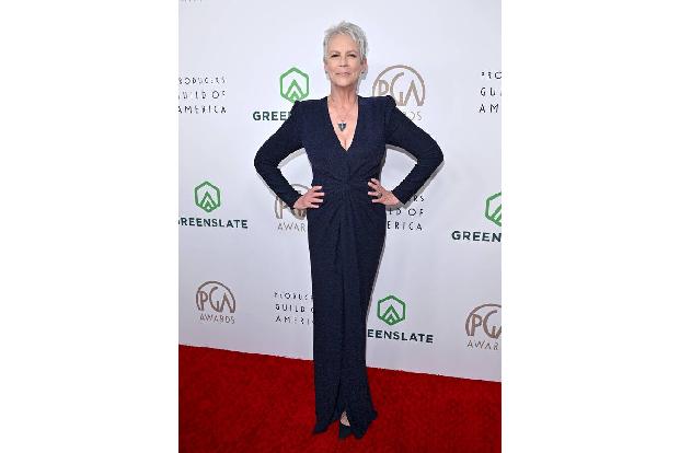 Ob sie sich mit Jamie Lee Curtis abgesprochen hatte? Die hatte sich nämlich auch in Monique Lhuillier geworfen. Ob sie wohl in zwei Wochen den Oscar für die Beste Nebendarstellerin in ''Everything Everywhere All at Once' gewinnt?