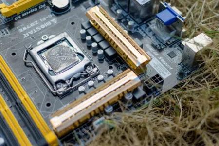 Für hohe Temperaturen kann auch eingetrocknete Wärmeleitpaste verantwortlich sein.