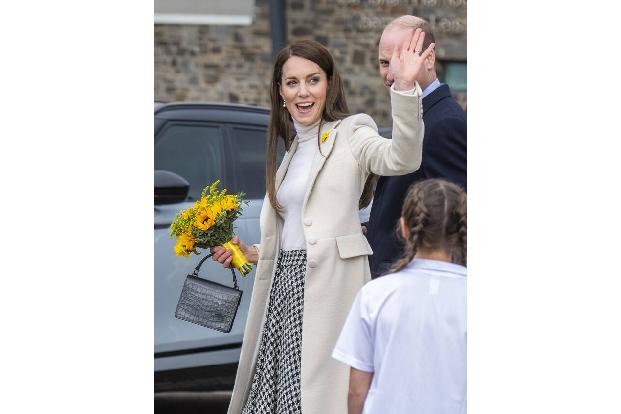 Am Dienstag schaute das Paar im walisischen Industrieort Port Talbot vorbei, wo es sich vor Ort über Initiativen informierte...