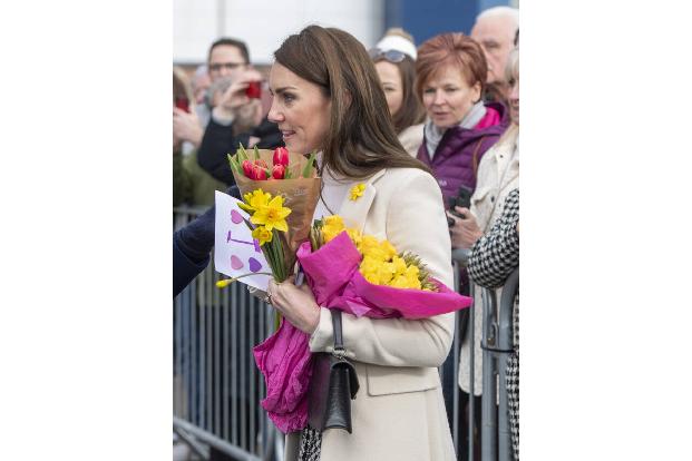 Kate hatte natürlich den walisischen Nationalfeiertag St. David's Day nicht vergessen - der findet am 1. März statt. Sie hatte sich die allgegenwärtige Nationalblume der Waliser, die Narzisse, an den Kragen ihres Mantels gesteckt.