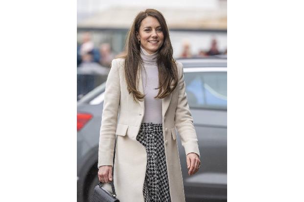 Wie immer gab es nach dem Besuch viele Diskussionen um Kates Outfit. Die Prinzessin ist bekannt dafür, dass sie Edelmarken gern...