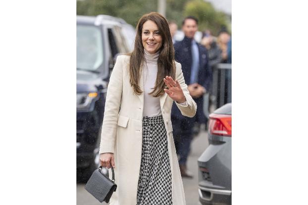 ...mit Stücken aus ganz normalen Modeketten kombiniert, und das war ihr auch diesmal wieder gelungen: Ihren Karo-Rock von Zara kann man für umgerechnet weniger als 25 Euro bei Zara erstehen.