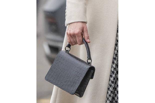 Ihr elegantes Handtäschchen von Mulberry dürfte indes einiges mehr gekostet haben.