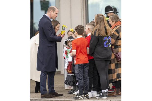 Die Royals ließen sich viel Zeit für ein ausgiebiges Bad in der Menge. Für das Paar war es bereits der zweite Trip nach Wales innerhalb weniger Tage. Erst am Sonnabend hatten sie sich in Cardiff das Rugby-Spiel Wales gegen England angeschaut.
