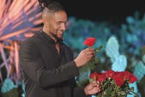 "Der Bachelor" 2023: David Jackson verteilt die ersten Rosen