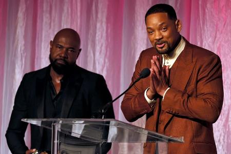 Will Smith nimmt ersten Preis nach Oscar-Ohrfeige entgegen
