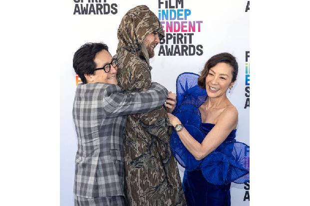 Sie hatten am Wochenende gut lachen, denn ihr Film 'Everything Everywhere At At Once' triumphierte bei den Film Independent Spirit Awards 2023 in allen nominierten Kategorien: Hauptdarstellerin Michel ...