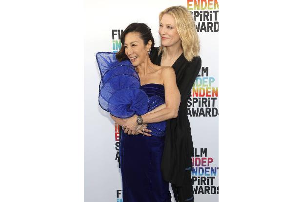 Beste Stimmung unter Kolleginnen: Obwohl Cate Blanchett in der gleichen Kategorie nominiert war wie Michelle Yeoh blieb Zeit für Scherze auf dem roten Teppich.