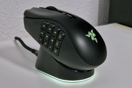 Die Maus wird von einem Magneten in Position gehalten, geladen wir per Qi-Standard.