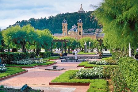 Die Alderdi-Eder-Gärten und das Rathaus.