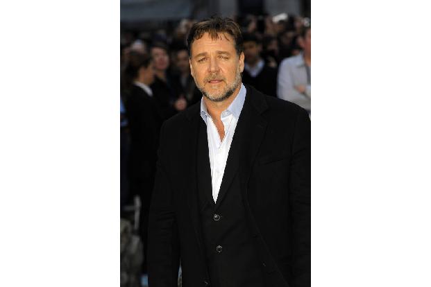 Russell Crowe bereitete sich für seine Rolle als Kapitän Jack Aubrey in 'Master & Commander – Bis ans Ende der Welt' nicht nur vor, indem er Geigenunterricht nahm, er lernte auch, wie man einen Großse ...