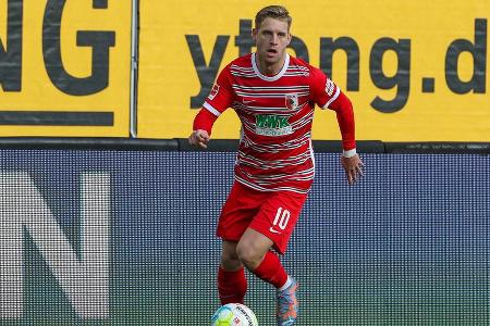 MITTELFELD: Arne Maier - Note: 3,0 - Nach einer unauffälligen ersten Hälfte steigerte sich der Ex-Herthaner. Nach seinem Distanzschuss in Minute 58 kam der Augsburger Strafstoß zustande. Legte vorher clever für Vargas ab.