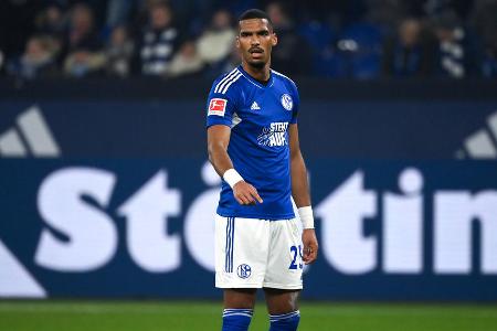 Moritz Jenz - Note: 3,0 - Verteidigte von der ersten Minute an körperbetont. Kam aber phasenweise nicht in die Zweikämpfe. Wenn der BVB schnell kombinierte, fehlte ihm der Zugriff.