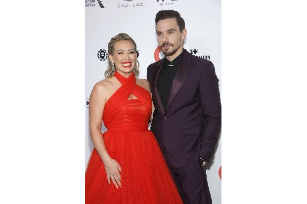 Schauspielerin Sängerin Hilary Duff kam mit ihrem Mann Matthew Korma. Sie trug ein Kleid von Giambattista Valli.