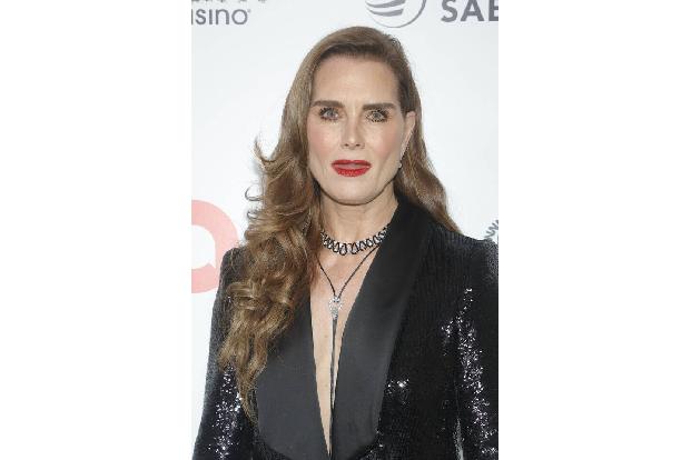 ...und Hollywood-Veteranin Brooke Shields, die in einem mit Pailletten besetzten Frack von Pamella Roland glitzerte.