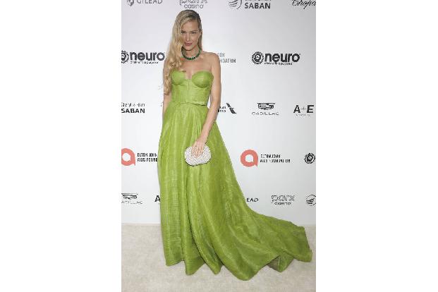 Model Petra Němcová setzte ganz auf grün, und das nicht nur in der Farbe. Der Stoff ihres Kleides von Oliver Tolentin war aus Ananas-Blättern gewonnen - so geht Nachhaltigkeit.