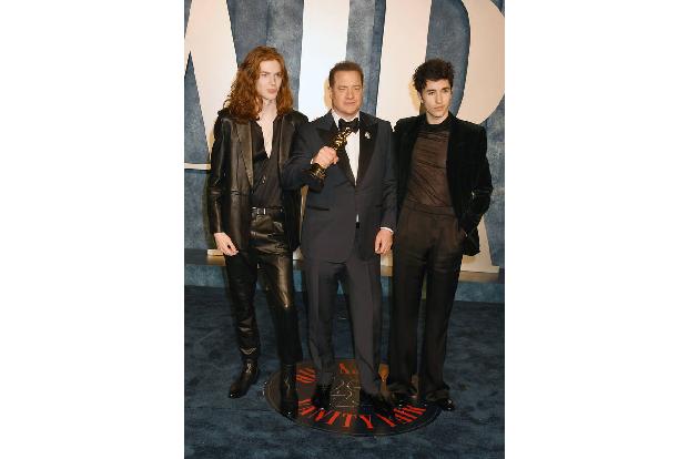 Brendan Fraser zeigte stolz seinen gerade gewonnenen Oscar als bester Hauptdarsteller für 'The Whale' und brachte seine Söhne Leland und Holden mit.