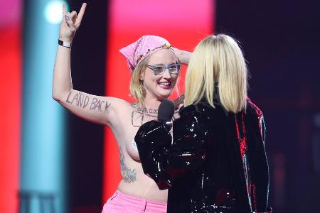 Avril Lavigne schickt Oben-ohne-Demonstrantin von der Bühne