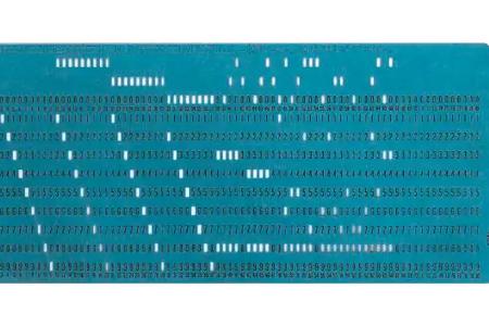 Daten auf einer IBM-Lochkarte: Jedes Bit ist hier wertvoll und dies veranlasste eine unterdimensionierte Notation von Datumsangaben, die später zum Y2K-Bug führte.