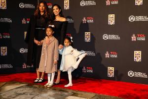 Kobe Bryants Hand- und Fußabdrücke im TCL Chinese Theatre verewigt