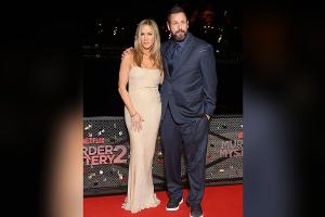 Im Goldkleid: Jennifer Aniston glänzt neben Adam Sandler