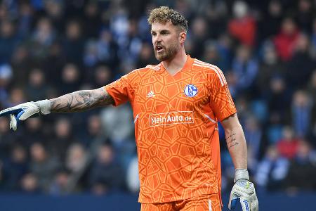 FC Schalke 04 - TOR: Ralf Fährmann - Note: 2,5 - Bot eine starke erste Halbzeit an und war der alleinige Grund, dass das Spiel nicht schon zur Pause durch war. Hielt gegen Guerreiro (18.) und Malen (29.) aus kurzer Distanz handlungsschnell. Gegen Wolf (36.) und Bellingham (41.) ebenfalls mit starker Fußabwehr. Nach der Pause seltener gefordert.