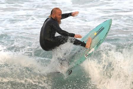 40 Stunden auf dem Meer: Surfer Johnston bricht Weltrekord
