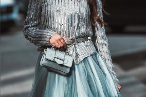 Frühlingstrendfarbe Silber: So trägt man den Look selbstbewusst