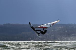 Flaute stoppt Köster: Fünfter beim Auftakt der Windsurfer