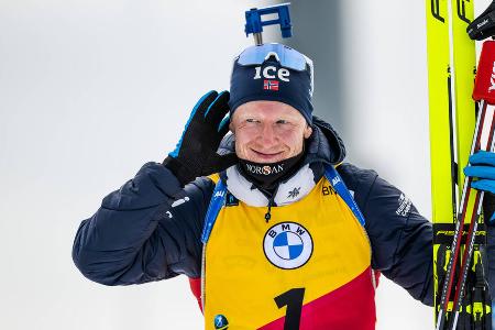 Das sind die Preisgeld-König*innen des Biathlon-Winters - Sein Rekordwinter mit 16 Einzelsiegen im Rahmen des Weltcups, vier WM-Titeln und dem überlegenen Erfolg im Gesamtweltcup hat Biathlon-Dominator Johannes Thingnes Bö allein an reinem Preisgeld beinahe eine halbe Million Euro in die Kassen gespült (Sponsorengelder und Trikotbonus außen vor). Damit führt der 29-Jährige das Ranking der Preisgeld-König*innen deutlich an: