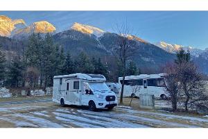 Schnee auf Campingplatz, Wintercamping